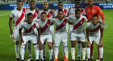 Seleccion peruana en un estadio en la foto de inicio de partido