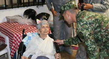 image for Ejército entrega silla de ruedas a mujer de 96 años en Medellín