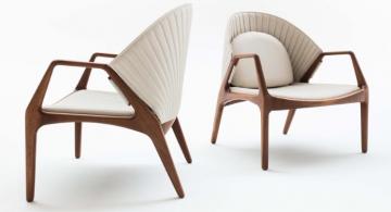 Dos sillas en madera