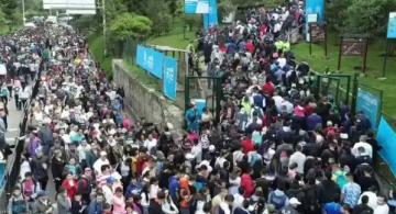 Personas en multitud subiendo Monserrate 