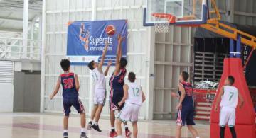 Jovenes jugando baloncesto