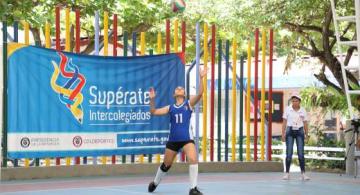 Mujer haciendo un saque en partido de voleibol