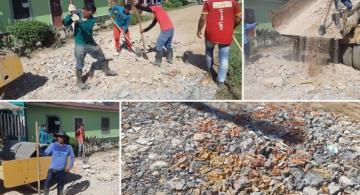 Pessoas em uma rua fazendo obras