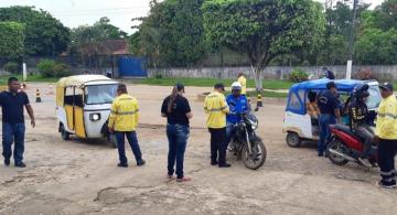 pessoas na rua blitz e controles