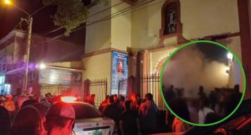 Personas a las afueras de una iglesia donde el techo colapsa