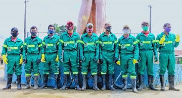 image for Novos uniformes aos homens que fazem a limpeza da nossa / Atalaia