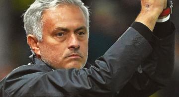Jose Mourinho aplaudiendo en un partido de futbol
