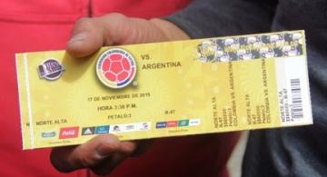 Persona con una boleta de Tuticket