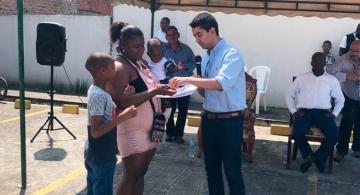 Viceministro en una entregando subsidios de vivienda en el Cauca