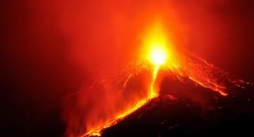 Imagen de un volcan haciendo erupcion 