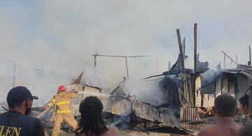 image for Incendio destruye seis casas