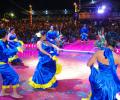 Personas bailando en una tarima del parque Orellana 