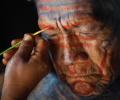 Indigena pintandose la cara