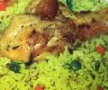 Plato de arroz con una pierna de pollo
