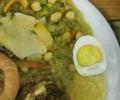 Plato de comida con huevos y gallina
