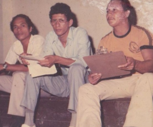 Amigos de Salas sentados