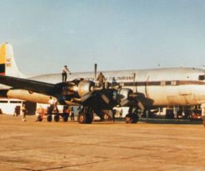 Avion estacionado en el Vasquez Cobo 
