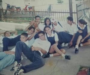 Personas en foto del recuerdo del 2000