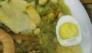 Plato de comida con huevos y gallina
