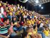 Estudiantes en la tribuna del coliseo 