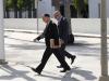 Abogado de Arias caminando a audiencia