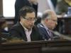 Gustavo petro en una sala de reuniones interviniendo por micrófono