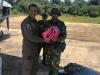 Militares sosteniendo una maleta