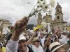 Personas marchando en las calles de Bogota en marchas