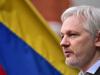 Julian Assange al lado de una bandera de Ecuador