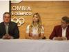 Tres personas en un escritorio en entrevista