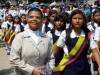 Estudiante y una monja en un desfile en Leticia