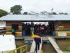 Personas en una casa sobre el agua en el puerto de Leticia