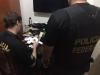 Policia em um escritrio revisando informacoes sobre registros