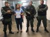  Polícias Militar do Amazonas ao lado de depotada