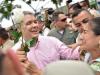 Presidente con personas en una reunion