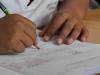 Niño escribiendo en una mesa