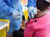 Personal de saludo vacunando a un niño