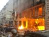 Edifico en Paris en llamas tras una explosion 