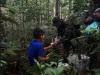 Militares entregando comida a niño en la selva 