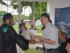 Persona entregando diploma a graduada