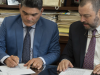 Carlos Negret junto a Gregorio Eljach Pacheco firmado documentos