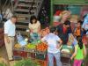 Personas un una plaza de mercado