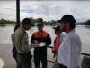 Personas en el muelle de Leticia en control de embarcaciones pequeñas