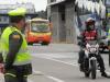 Policia de transito en una calle haciendo controles