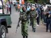 Militar en Kenia en una calle controlando personas