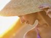 Mujer con un sombrero cubriendose del sol