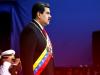  Maduro de pie en acto protocolario 