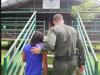 Policia y niña de espaldas subiendo una escalera