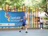 Mujer haciendo un saque en partido de voleibol