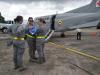 Mujer de la Fuerza Aerea con un niño en brazos 